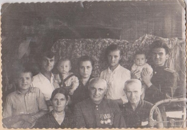 Стешиц Г.П. (в центре), рядом жена Анна Герасимовна и родственники. Вверху семья: сын Николай, внук Валерий, жена Николая Софья, дочь Надежда с сыном и мужем. Стешиц Г.П. (в центре), рядом жена Анна Герасимовна и родственники. Вверху семья: сын Николай, внук Валерий, жена Николая Софья, дочь Надежда с сыном и мужем.